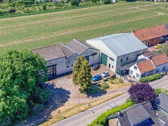 Woonboerderij te koop in 's-gravendeel