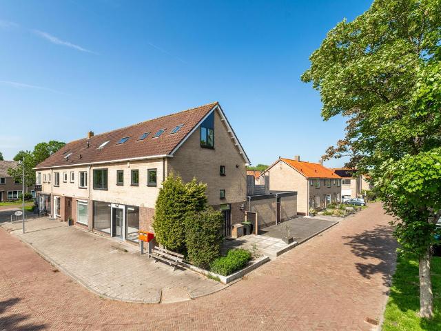 Bovenwoning te koop in Stompetoren