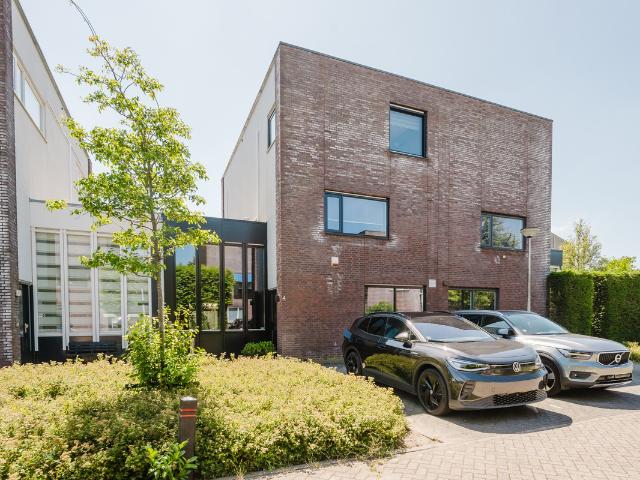 Woonboerderij te koop in Spijkenisse, Maaswijk