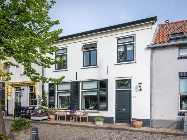 Geschakelde Woning te koop in Middelharnis, Zuid Holland