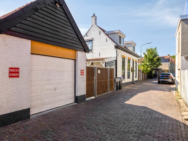 Eengezinswoning te koop in Dirksland, Centrum