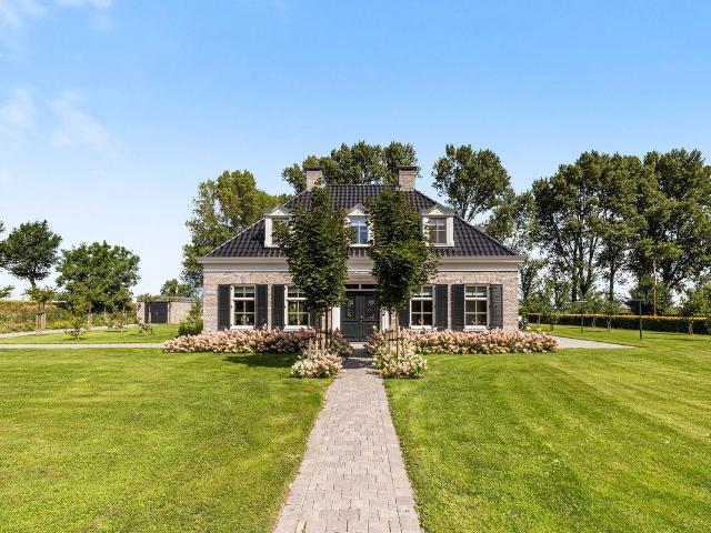 Villa te koop in Dirksland