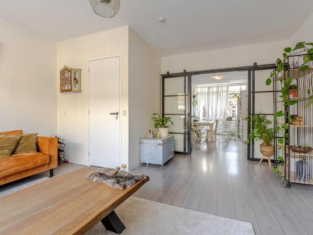 Bovenwoning te koop in Charlois, Rotterdam