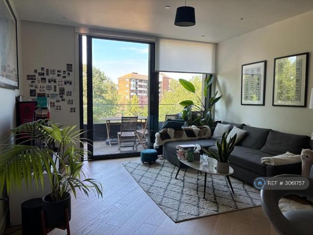 Apartment for rent in Wood Lane Estate, Greater London