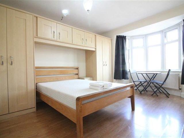 Studio for rent in London Borough of Hounslow, Cat Hill
