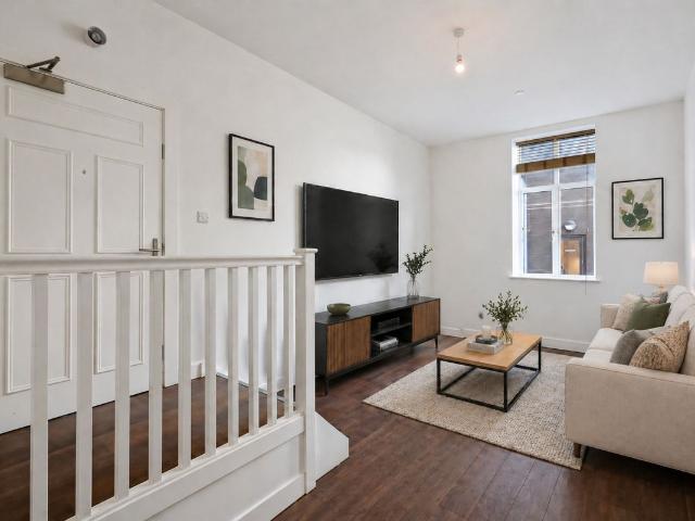 Room for rent in Pinders Heath, West Yorkshire