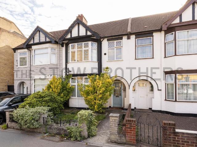 Apartment for rent in Hale End, Greater London