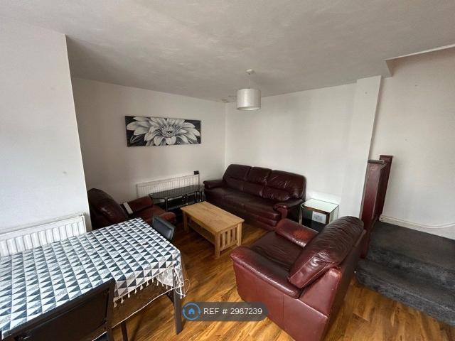 House for rent in Row Town, Surrey
