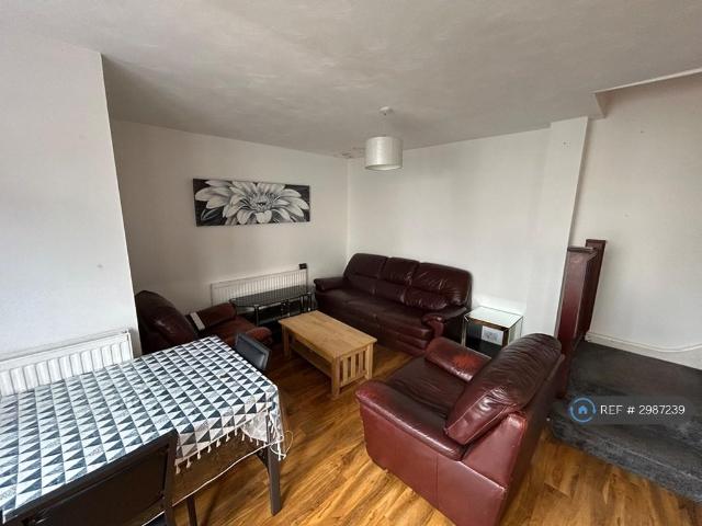 House for rent in Row Town, Surrey