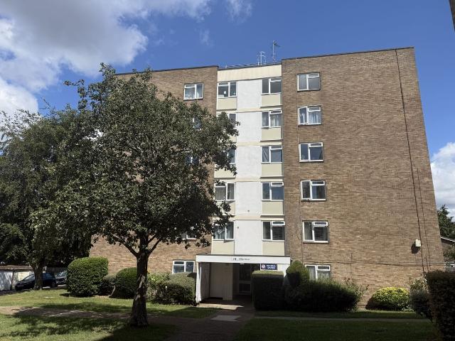 Apartment for rent in Woodcote Green, Greater London