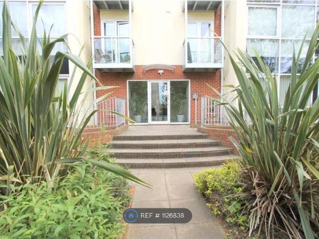 Apartment for rent in Woodcote Green, Greater London