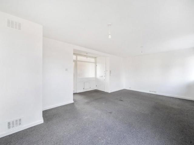 Apartment for rent in Woodcote, Greater London