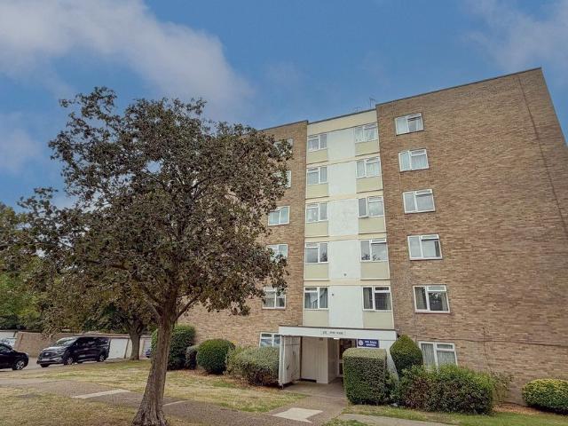 Apartment for rent in Woodcote Green, Greater London
