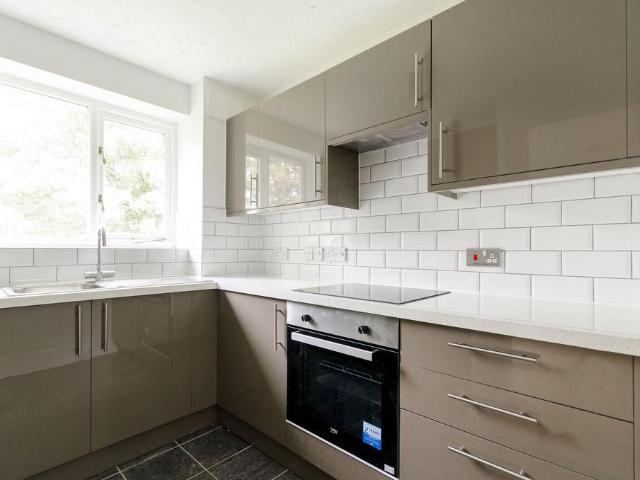 Apartment for rent in Blackhills, Surrey