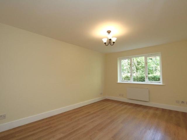 Apartment for rent in Blackhills, Surrey