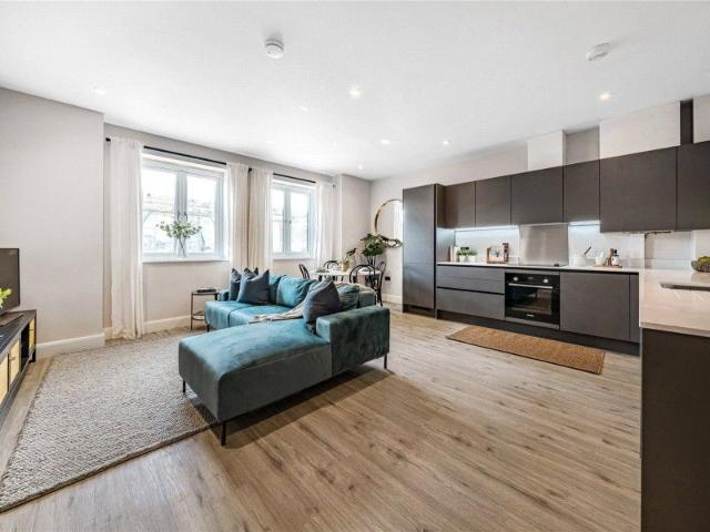 Apartment for rent in Woodham, Row Town