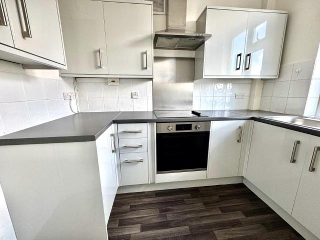 Apartment for rent in Woodham, Row Town