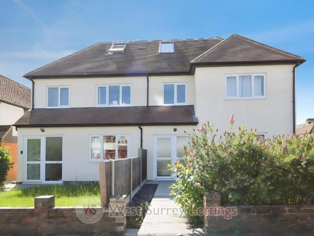 Apartment for rent in Row Town, Surrey