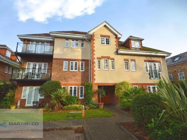 Apartment for rent in West Byfleet, Woking