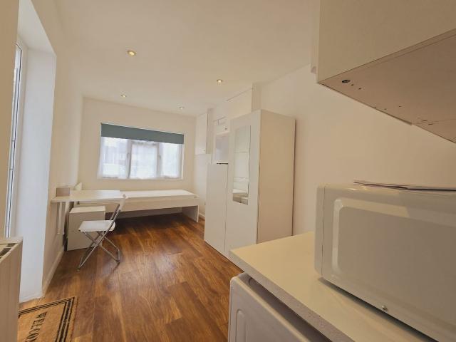 Studio for rent in Temple Fortune, Greater London