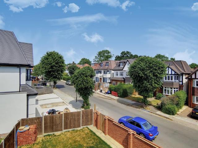 Apartment for rent in Brent Cross, Cat Hill