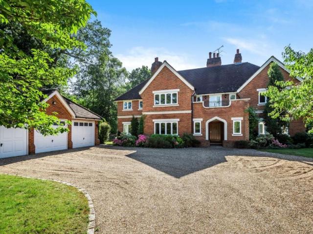 House for rent in Row Town, Surrey
