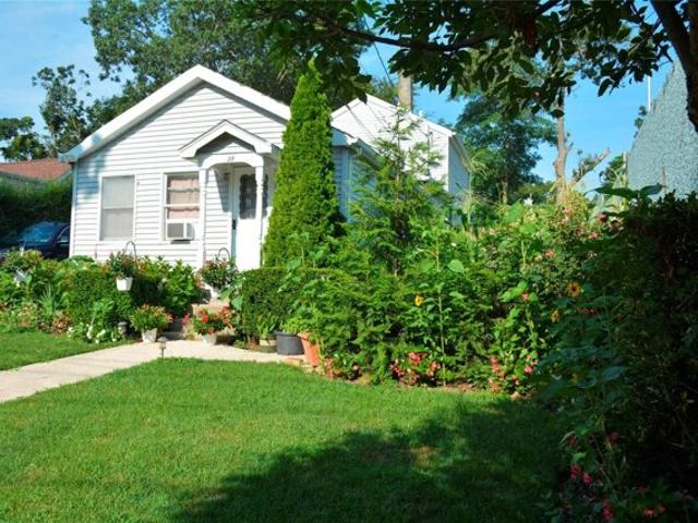 House for sale in Farmingville