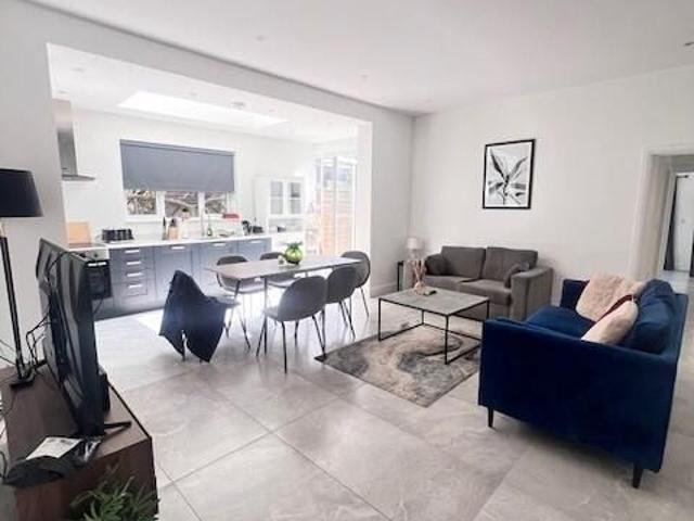 Apartment for rent in Woodside Park, Greater London
