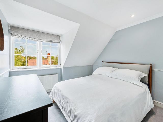 Apartment for rent in Bedford Park, Greater London