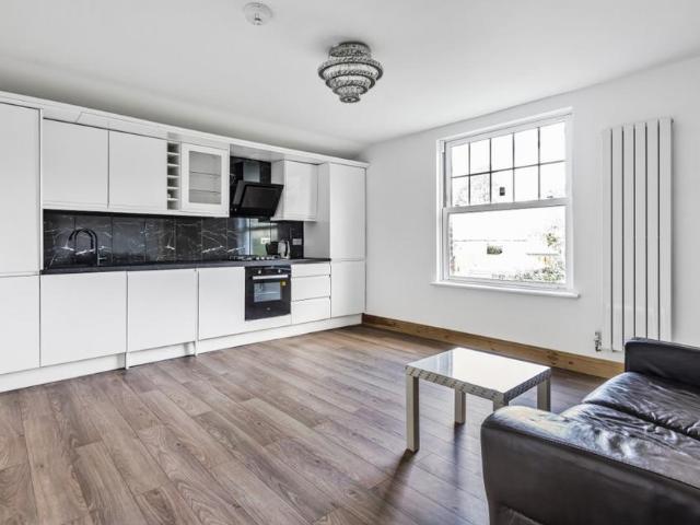 Apartment for rent in London Borough of Ealing, Park Royal