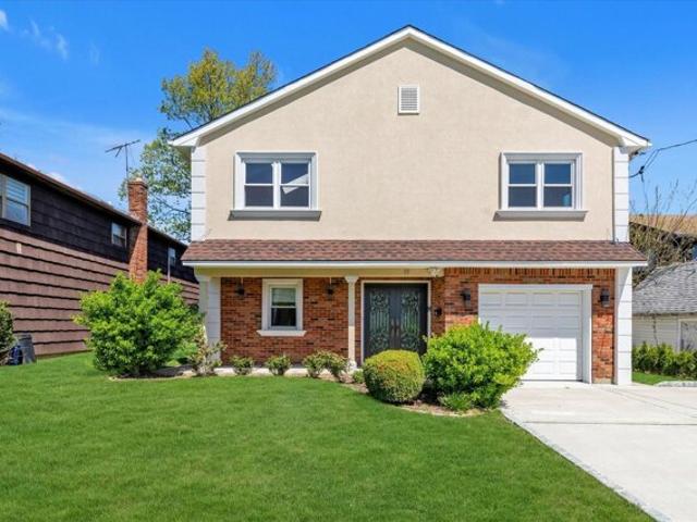 House for sale in Roslyn Heights