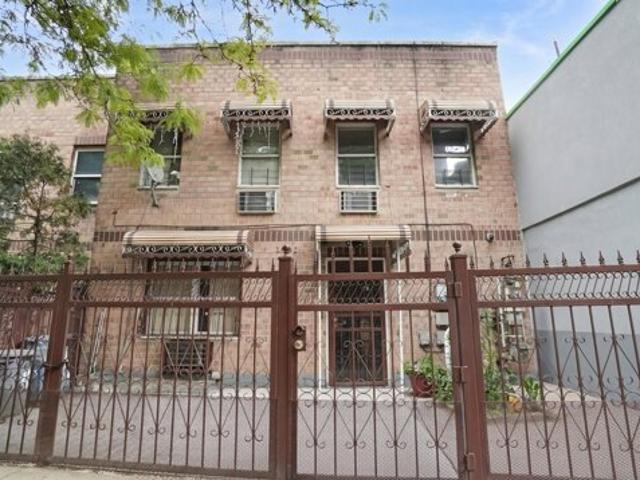 House for sale in The Bronx, Arverne