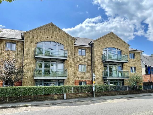 Apartment for rent in Farncombe, Waverley