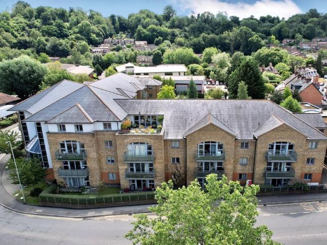 Apartment for rent in Farncombe, Waverley
