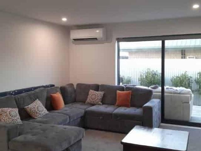Townhouse for rent in Chaslands, Canterbury