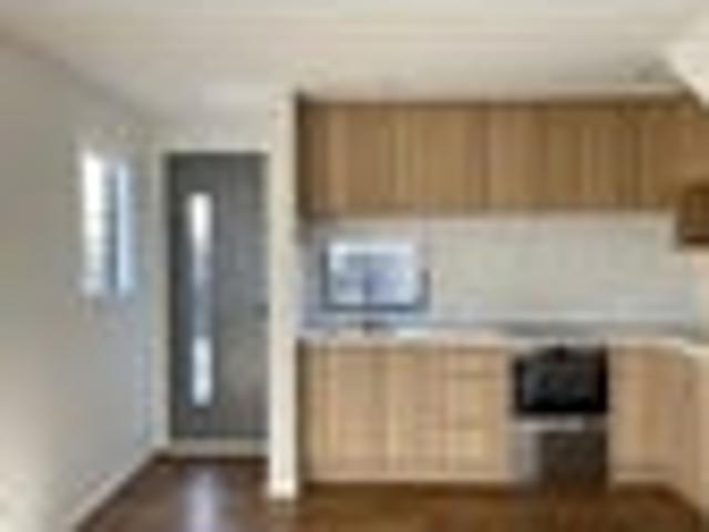 Townhouse for rent in Chaslands, Canterbury