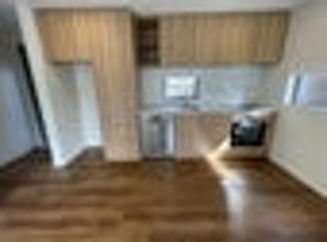 Townhouse for rent in Chaslands, Canterbury