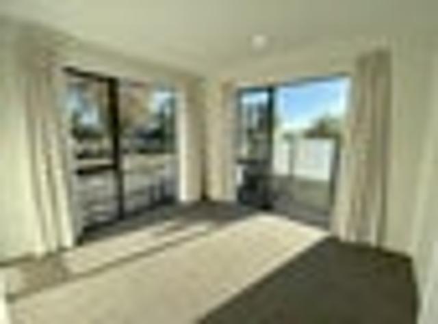Townhouse for rent in Chaslands, Canterbury