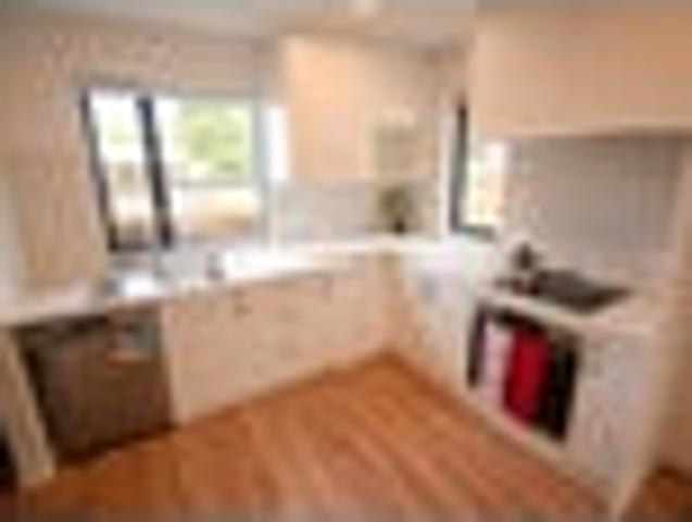 Townhouse for rent in Chaslands, Canterbury