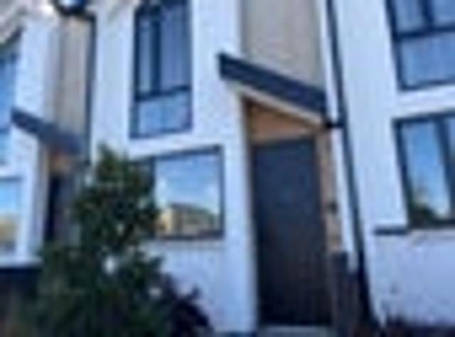 Townhouse for rent in Chaslands, Canterbury