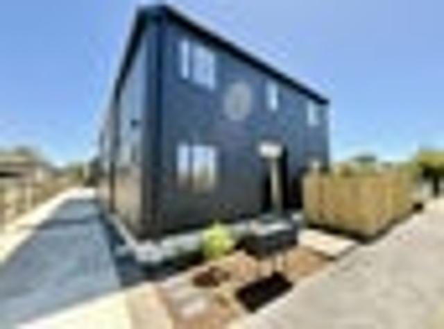 Townhouse for rent in Chaslands, Canterbury