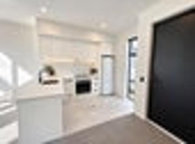 Townhouse for rent in Chaslands, Canterbury