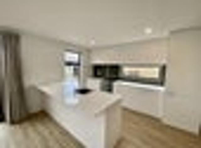 Townhouse for rent in Chaslands, Canterbury