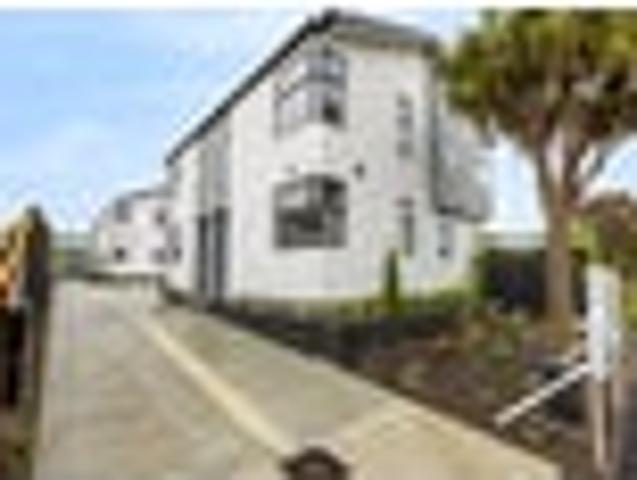 Townhouse for rent in Chaslands, Canterbury