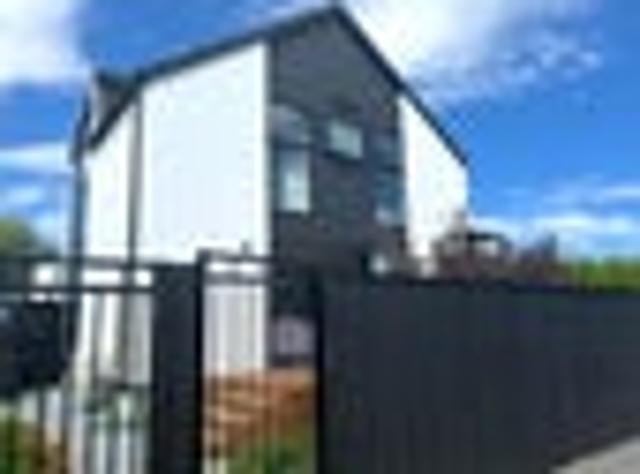 Townhouse for rent in Chaslands, Canterbury