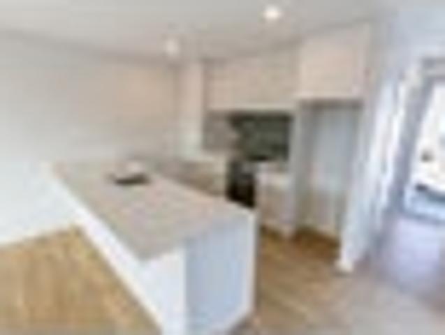 Townhouse for rent in Chaslands, Canterbury