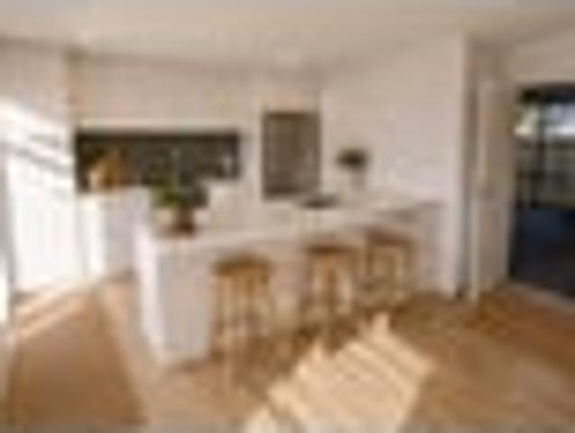 Townhouse for rent in Chaslands, Canterbury
