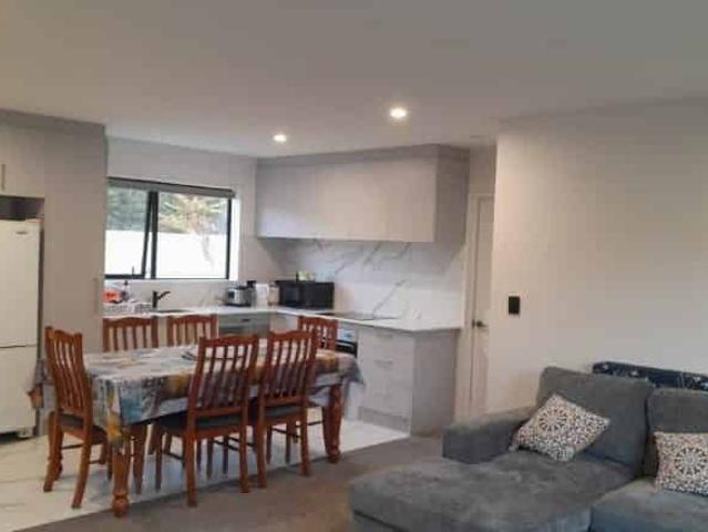 Townhouse for rent in Chaslands, Canterbury