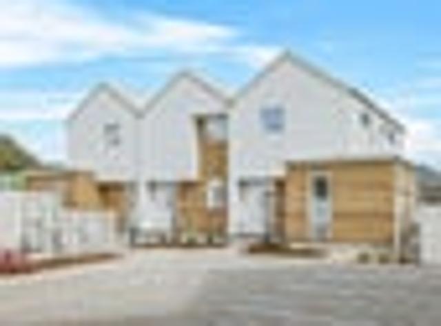 Townhouse for rent in Chaslands, Canterbury