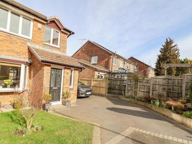 House for sale in Shirebrook Park, Charlesworth